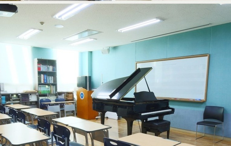 Sahmyook music classroom with desks, whiteboard and grand piano